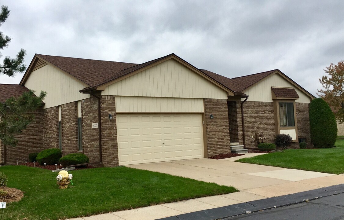 26233 Annagrove Ln, Unit Annagrove in Chesterfield, MI - Building Photo