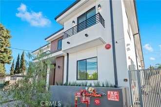 12300 Oxnard St in Los Angeles, CA - Building Photo - Building Photo