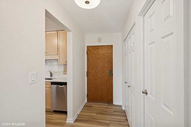 1515 E Central Rd in Arlington Heights, IL - Building Photo - Building Photo