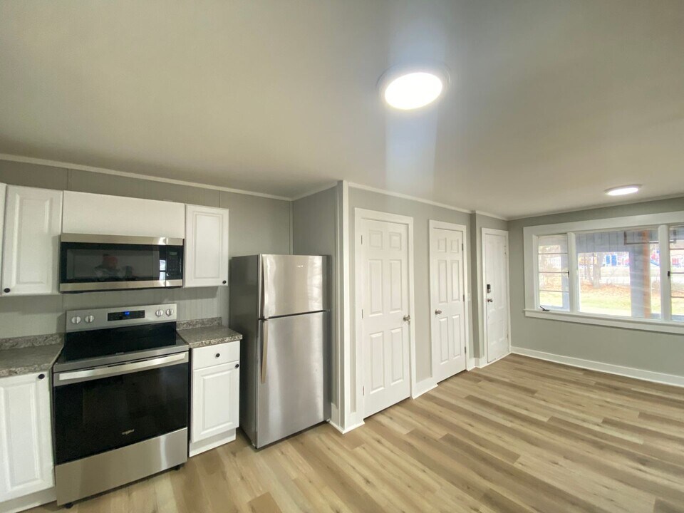 241 S Main St in Newmarket, NH - Building Photo