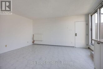 350-350 Oakwood Ave in Toronto, ON - Building Photo - Building Photo