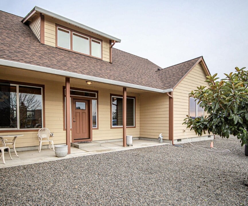 6816 Lakeview Dr in Central Point, OR - Building Photo