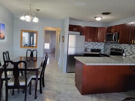 800 SW 11th Ave in Hallandale Beach, FL - Building Photo