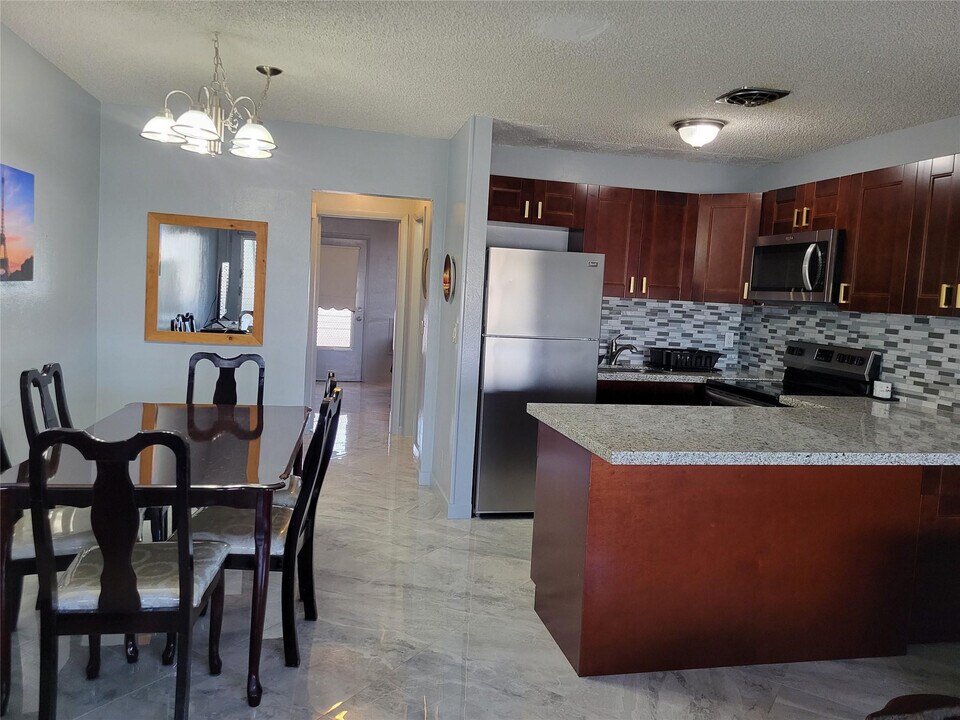 800 SW 11th Ave in Hallandale Beach, FL - Building Photo