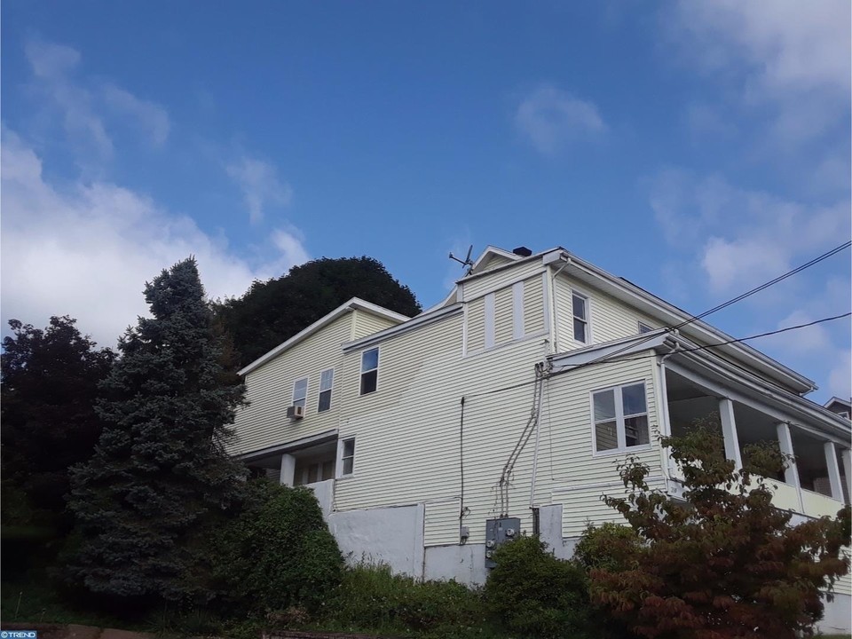 210 Washington St in Tamaqua, PA - Building Photo