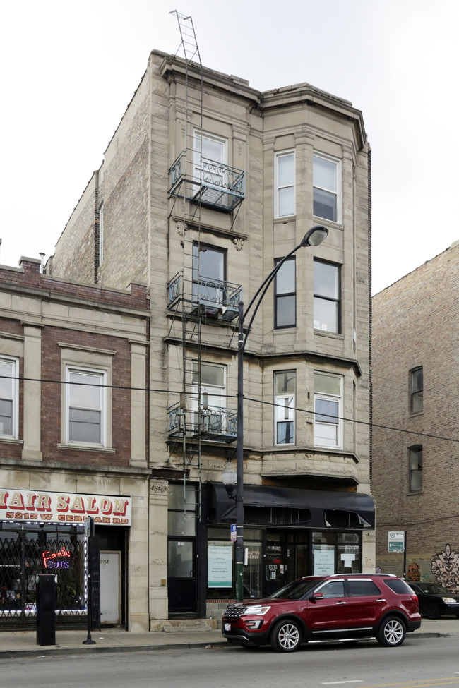 3215 W Cermak Rd in Chicago, IL - Foto de edificio - Building Photo