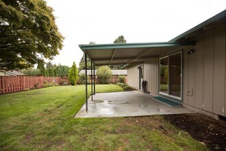 7759 SE Rofini St in Milwaukie, OR - Foto de edificio - Building Photo