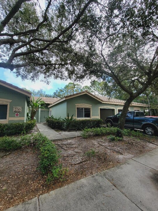 230 Crestwood Cir in Royal Palm Beach, FL - Building Photo