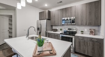 9090 Creekside Forest Dr in The Woodlands, TX - Building Photo