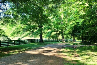 8212 S Lowell Rd in Bahama, NC - Foto de edificio - Building Photo