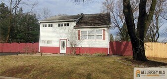 40 Beverly Ave in Franklin Township, NJ - Building Photo