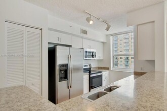 1111 Brickell Bay Dr, Unit 1101 in Miami, FL - Building Photo - Building Photo