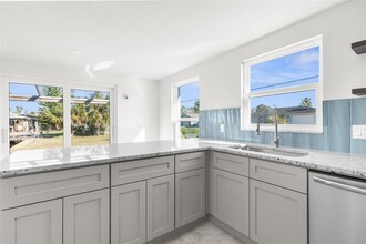 13726 Michelle Ave in Hudson, FL - Foto de edificio - Building Photo