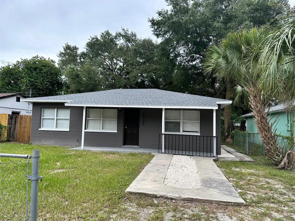 8305 N Hillsborough Ln in Tampa, FL - Building Photo