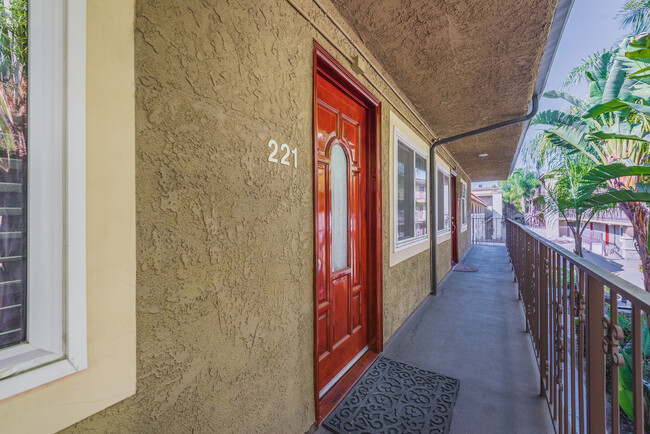 3220 Altura Ave, Unit 203 in La Crescenta, CA - Building Photo - Building Photo