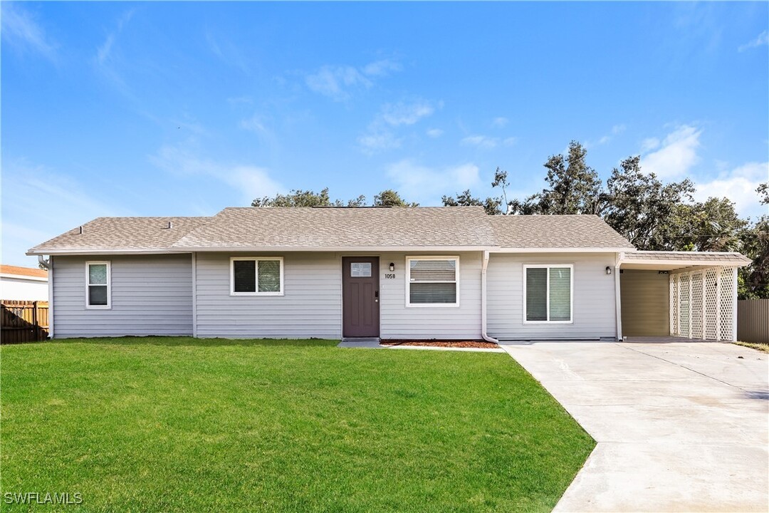 1058 Riggs St in Port Charlotte, FL - Building Photo