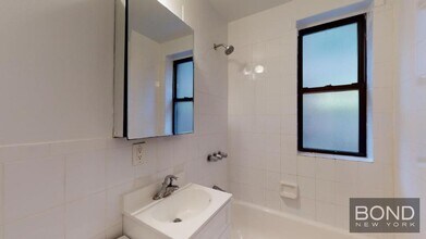 241 E 38th St in New York, NY - Building Photo - Building Photo