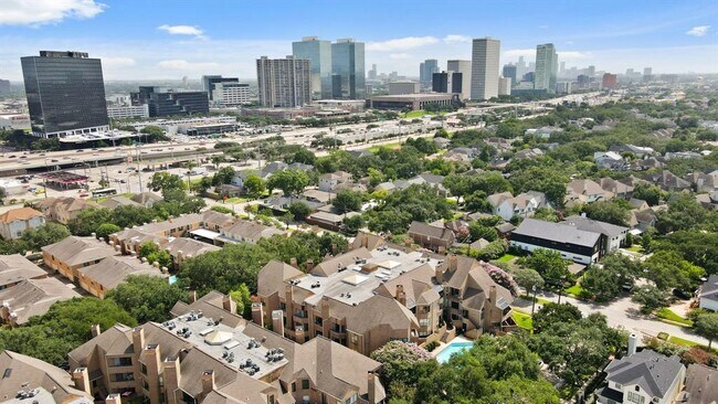 5200 Weslayan St in Houston, TX - Building Photo - Building Photo