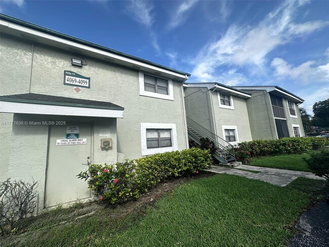 4085 NW 87th Ave in Sunrise, FL - Building Photo - Building Photo