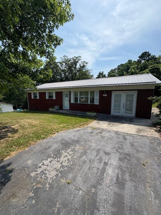 1810 Dalton Ford Rd in Morristown, TN - Building Photo
