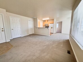 213 N Avenger Ln in Boise, ID - Foto de edificio - Building Photo