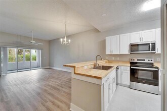 1032 Radison Ave, Unit 2 in Sun City Center, FL - Foto de edificio - Building Photo