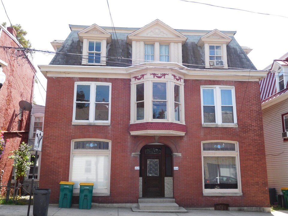 212-214 W Main St in Waynesboro, PA - Building Photo