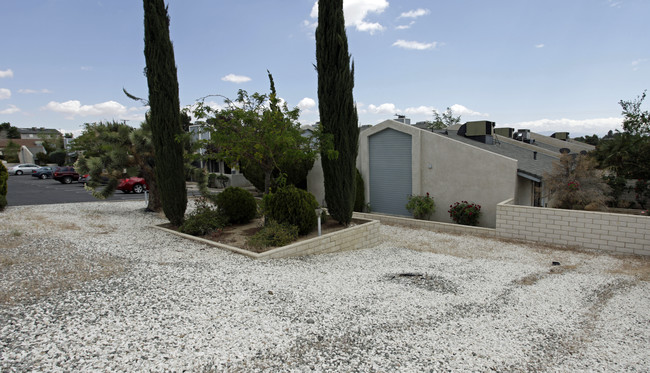 19087 Allegheny Rd in Apple Valley, CA - Foto de edificio - Building Photo