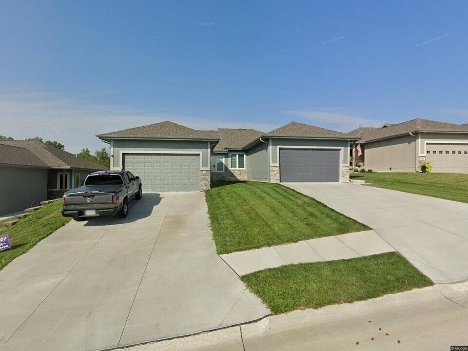 16070 Hadan Dr in Bennington, NE - Building Photo