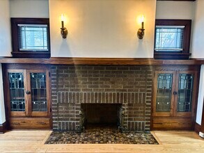 5223 W Wisconsin Ave, Unit Lower in Milwaukee, WI - Building Photo - Building Photo