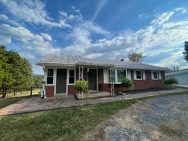 907 Copp Rd in Strasburg, VA - Building Photo