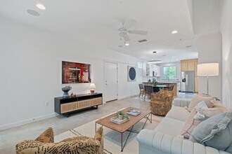 705 N Bluff Dr in Austin, TX - Building Photo - Building Photo