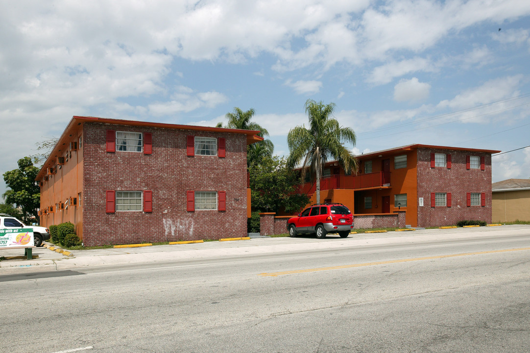 700-720 E 4th Ave in Hialeah, FL - Building Photo