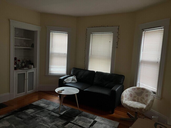 37 Elm St, Unit 1 in Somerville, MA - Foto de edificio - Building Photo