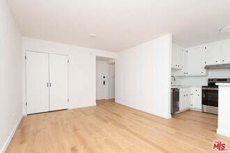 5935 Chula Vista Way in Los Angeles, CA - Building Photo - Building Photo