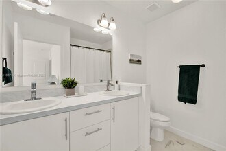 359 NW 12th Ave in Florida City, FL - Building Photo - Building Photo