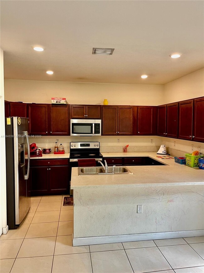 9336 W 33rd Ave in Hialeah Gardens, FL - Building Photo - Building Photo