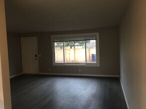 1361-1363 Lanson Ln in Eugene, OR - Building Photo - Building Photo