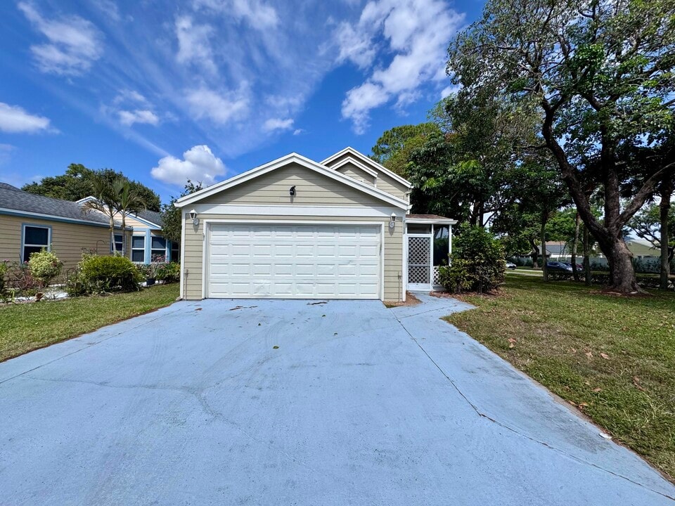 5889 Snowdrop Way in West Palm Beach, FL - Building Photo