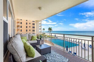603 Longboat Club Rd in Longboat Key, FL - Building Photo