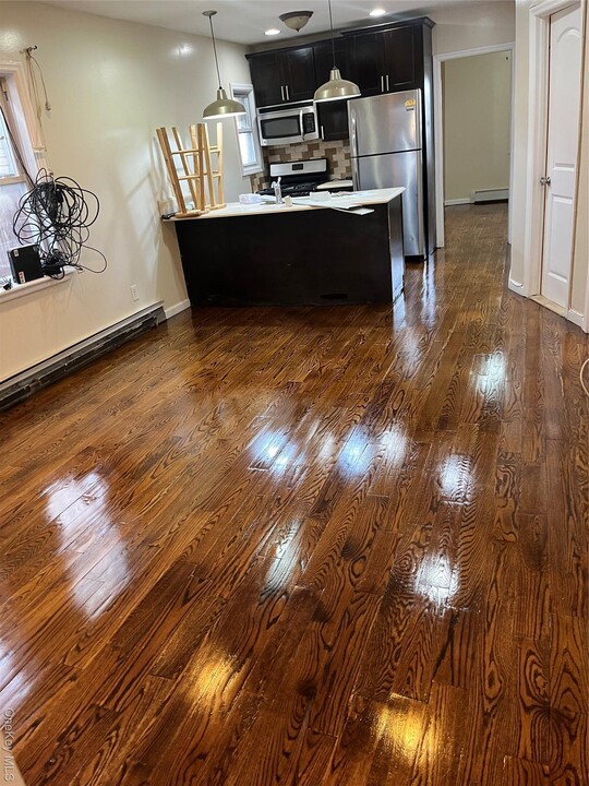 168-28 106th Ave in Queens, NY - Building Photo