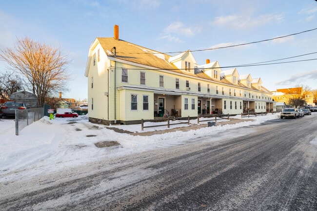 18-30 Gillis St in Nashua, NH - Foto de edificio - Building Photo