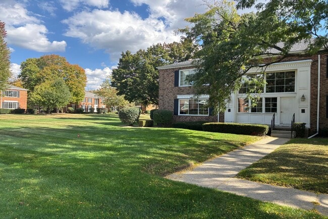 689 E Fox Hills Dr in Bloomfield Hills, MI - Building Photo - Building Photo