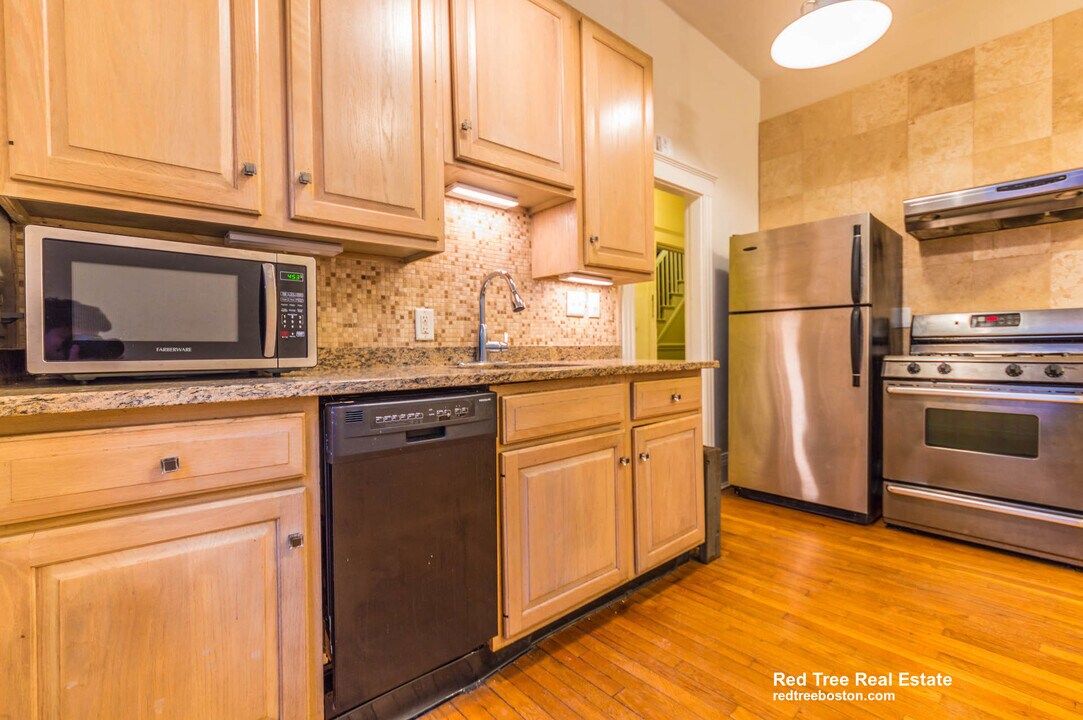 68 Phillips St, Unit 4 in Boston, MA - Building Photo