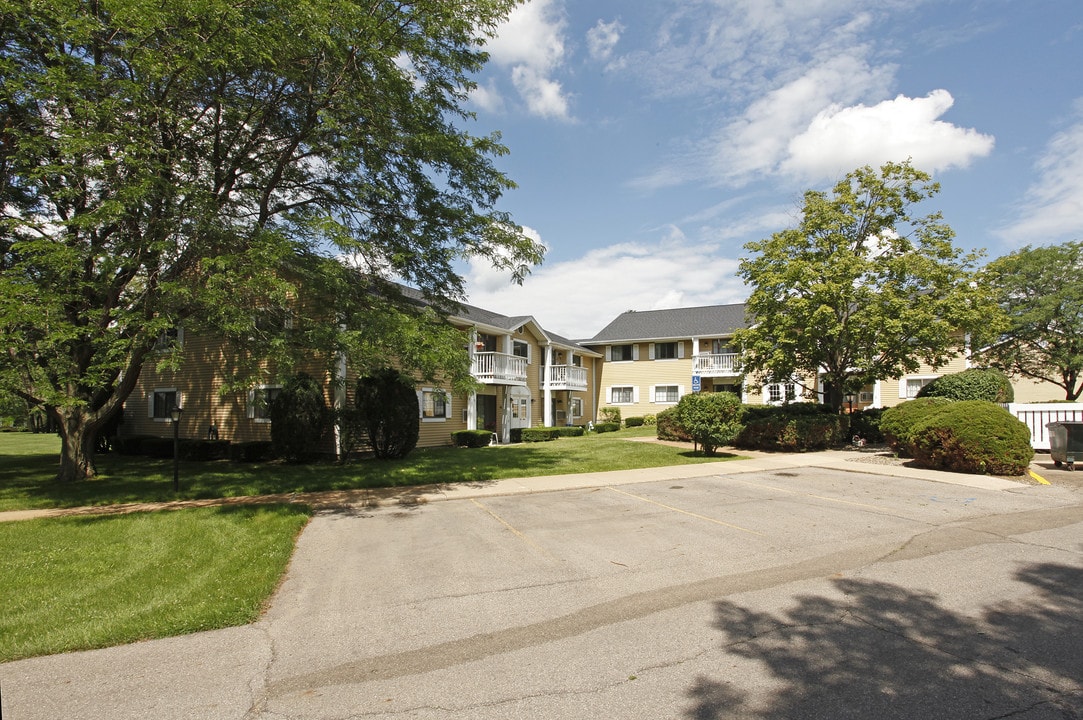 Arbor Meadows in Spring Arbor, MI - Foto de edificio