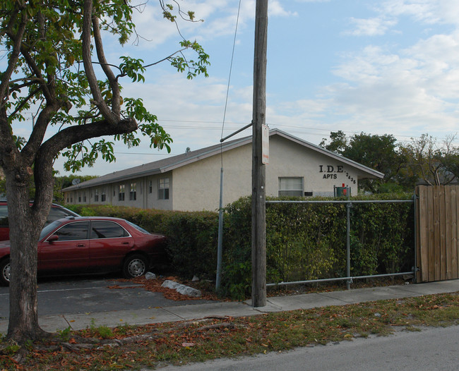 I.d.e. Apartments in Hollywood, FL - Building Photo - Building Photo