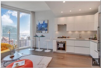 East 44th Street, Unit 35G in New York, NY - Foto de edificio - Building Photo