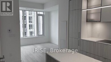 11 Yorkville Ave in Toronto, ON - Building Photo - Building Photo