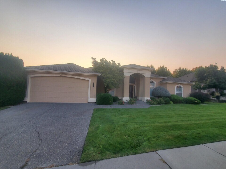 3509 S Johnson St in Kennewick, WA - Foto de edificio