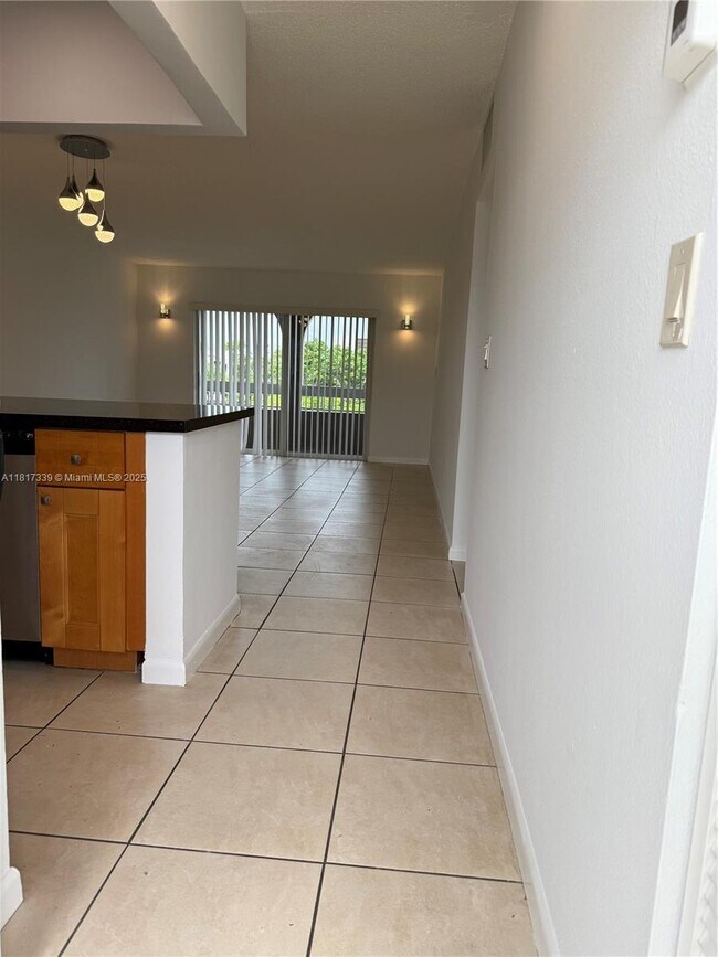 7700 Camino Real in Miami, FL - Building Photo - Building Photo